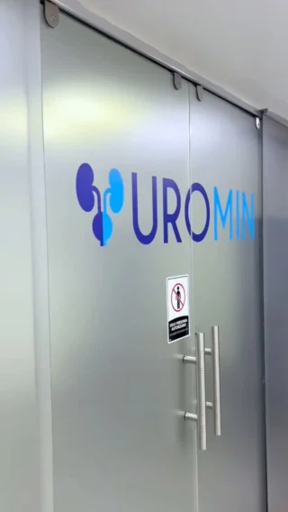 Antes de cada consulta, en UROMIN activamos un proceso clínico y operativo de máxima precisión.
Coordinamos la agenda, preparamos nuestros espacios y validamos tecnología de última generación para ofrecerle una atención fluida, humana y segura.

Como unidad especializada en urología, cuidamos cada detalle previo para respaldar su salud con la excelencia que merece.
 
Conozca UROMIN y descubra la tranquilidad de estar en manos expertas.